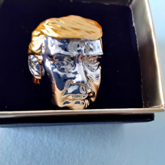PRESIDENT DONALD TRUMP RING, GOLD/SILVER - Picture 1 of 1